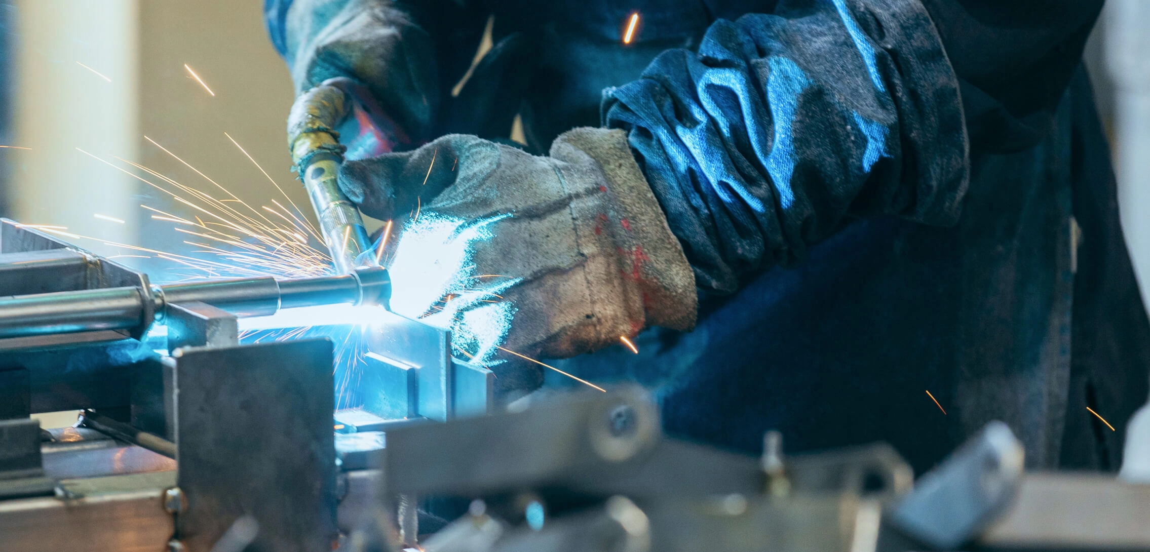 製造現場で金属加工を行う様子