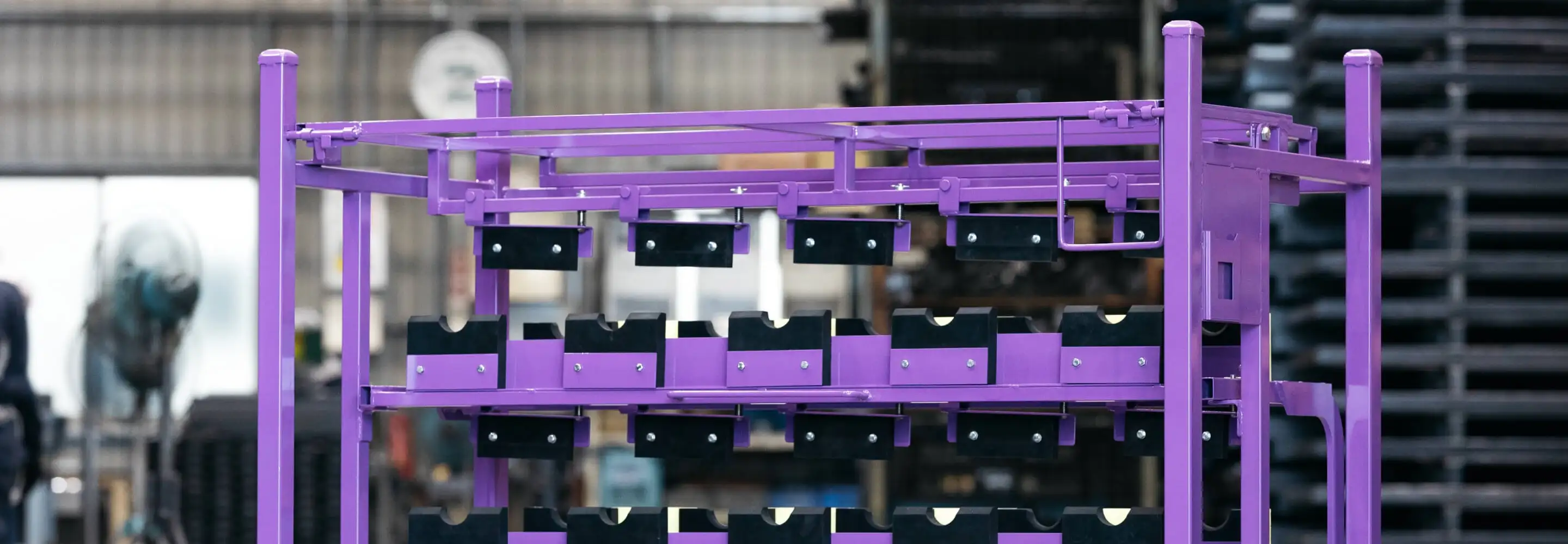 工場内に設置された紫色の専用パレット