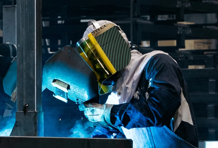 工場内で溶接作業を行う製造スタッフ