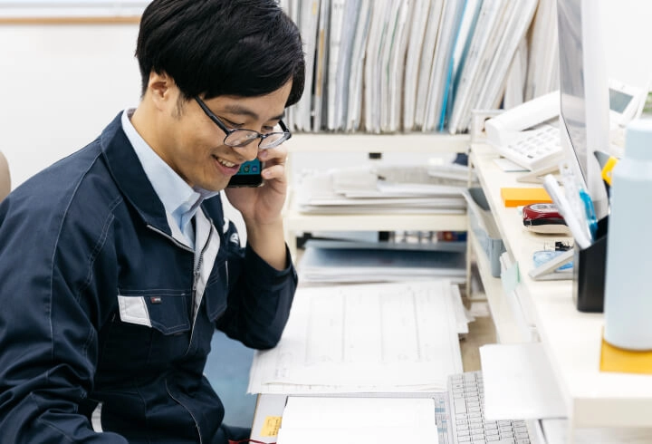 オフィスで電話対応を行う営業スタッフ