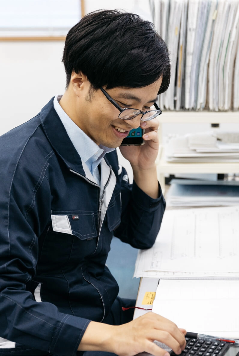 オフィスで電話対応を行う営業スタッフ