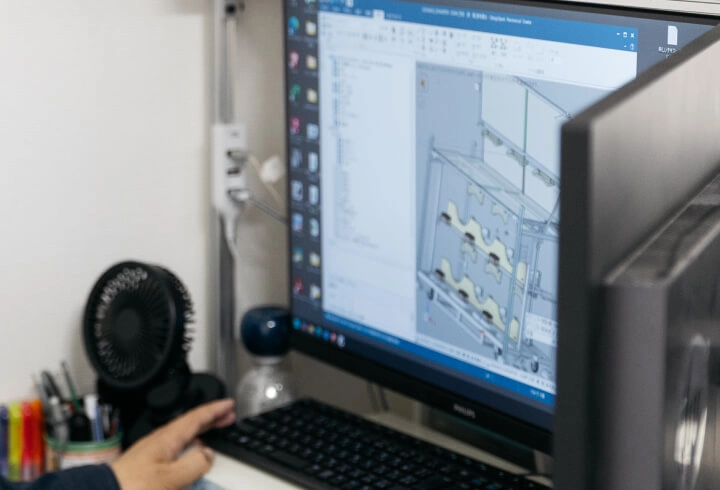オフィスでCADを使用して設計作業を行う設計スタッフ