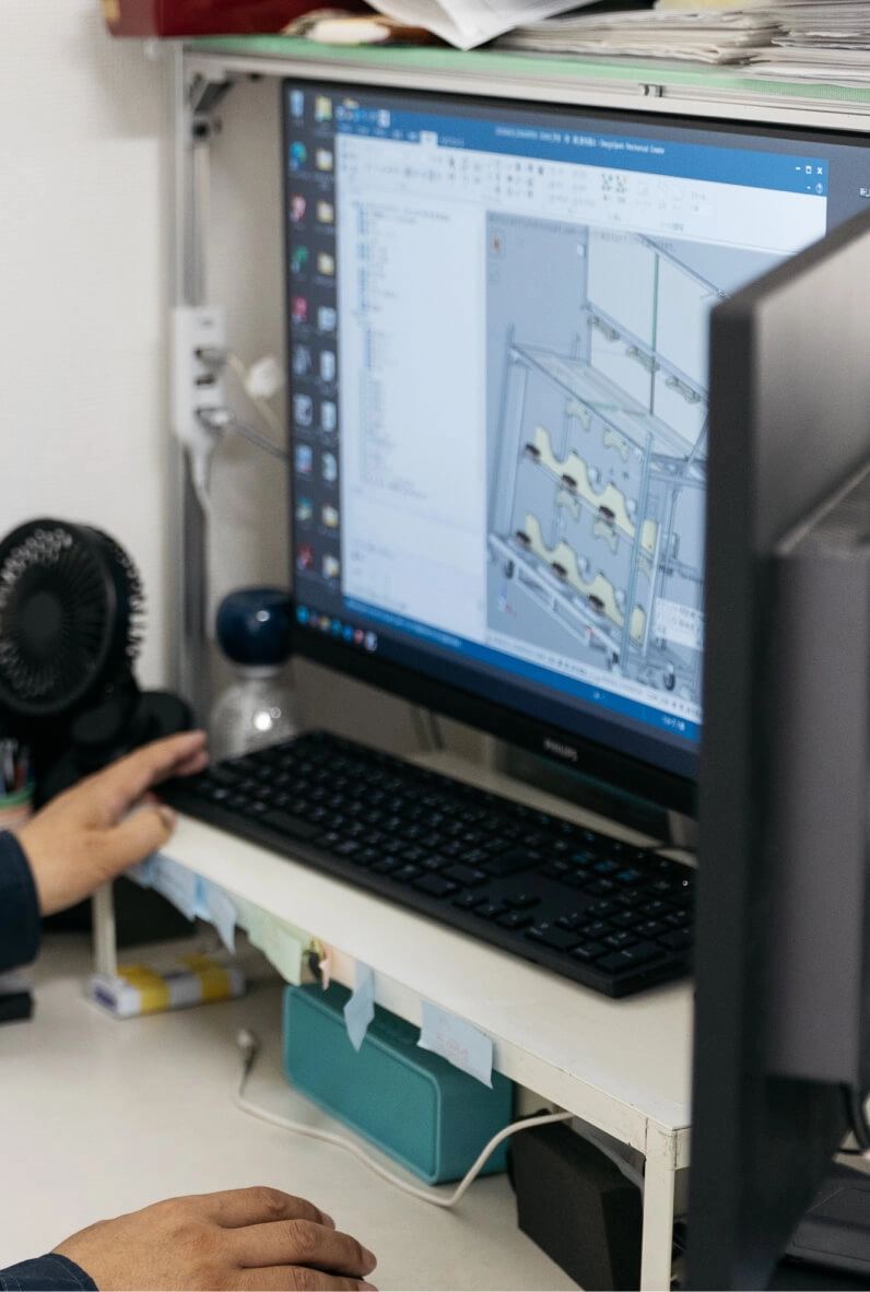 オフィスでCADを使用して設計作業を行う設計スタッフ