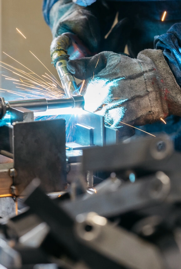 金属製品を溶接加工している製造設備