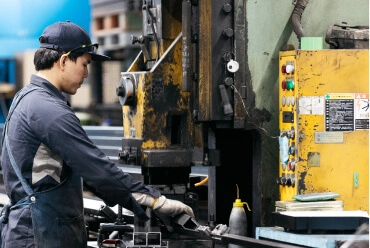産業用パレットを製造している工場内の作業風景