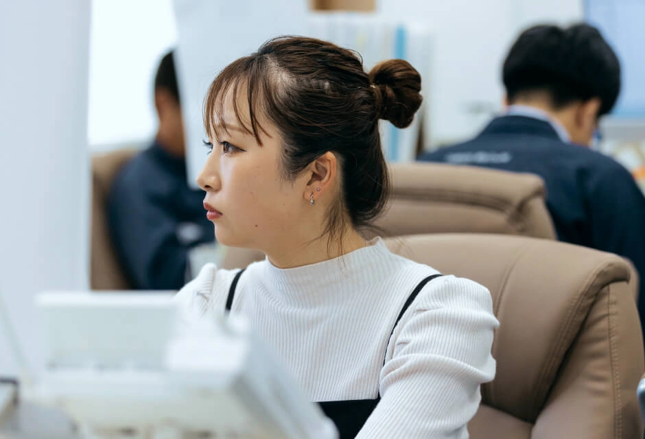 オフィスで業務を行うスタッフ