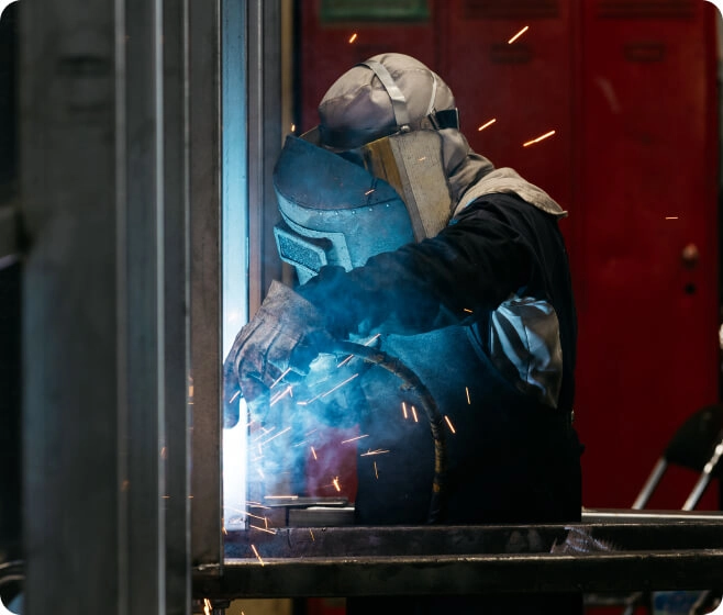 オーダーメイド製品の溶接作業に取り組む製造スタッフ