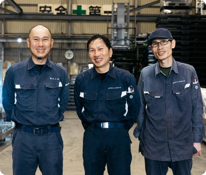 未経験者を支える先輩スタッフたちの集合写真