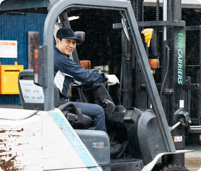 工場内でフォークリフト作業を行うスタッフの様子