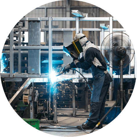 工場内で機械を使って作業をしている人物の写真