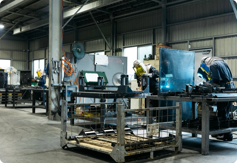 工場内で複数の作業員が製品加工を行っている様子