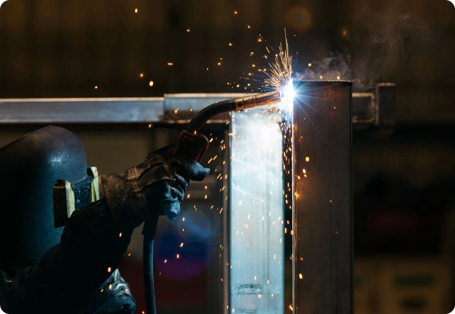 作業員が金属部材の加工を行っている様子