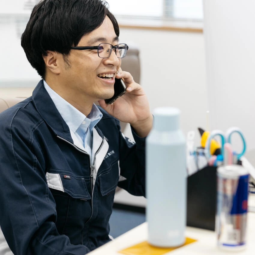 オフィスで電話対応を行う営業スタッフ