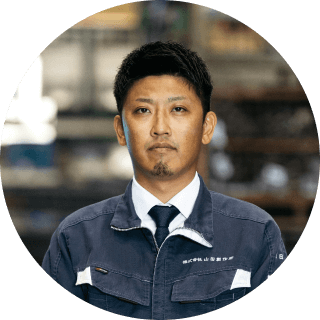 工場内で作業着を着た男性