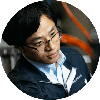 工場内で機械を操作している男性