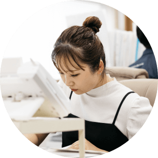 オフィスでパソコン作業をしている女性