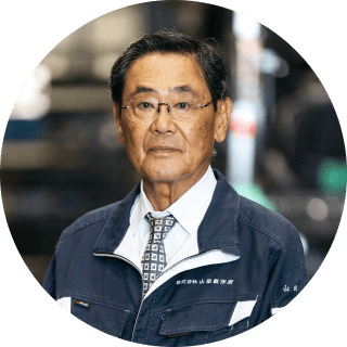 工場内で作業着を着た男性